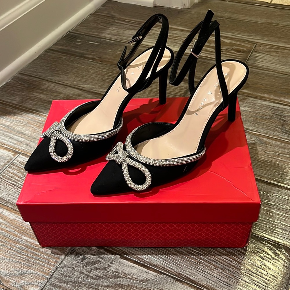 Never worn Kelly & Katie Blaken Pump!